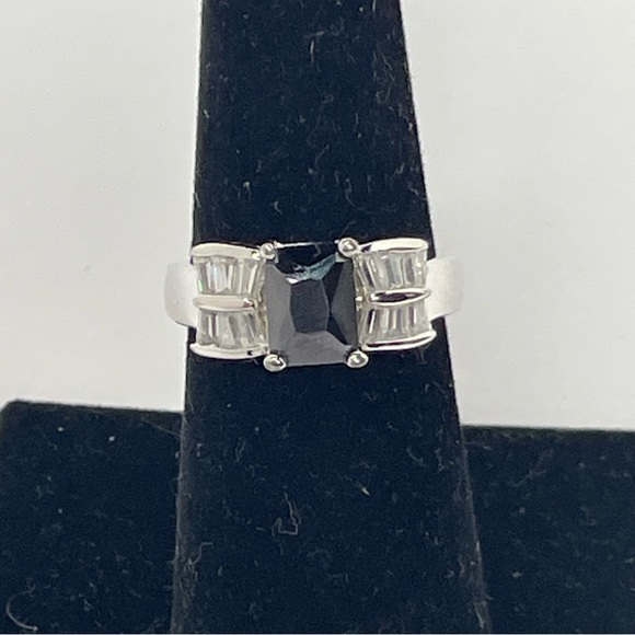 Black Stone Ring with Baguette Rhinestone Details Size 6.75 - Picture 1 of 6